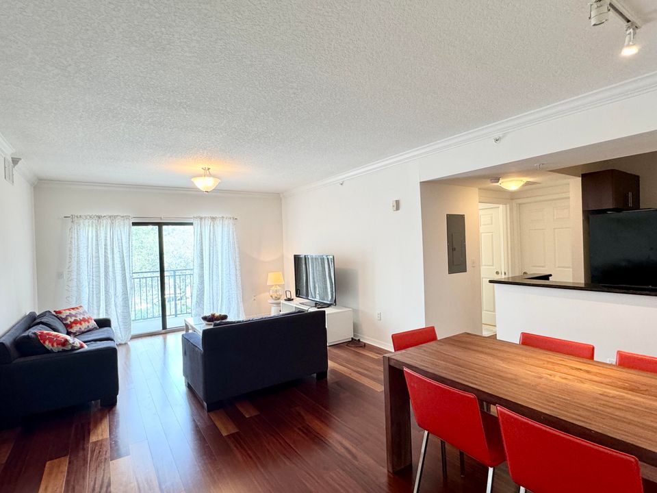 Activo con contrato: $3,000 (2 camas, 2 baños, 1038 Pies cuadrados)