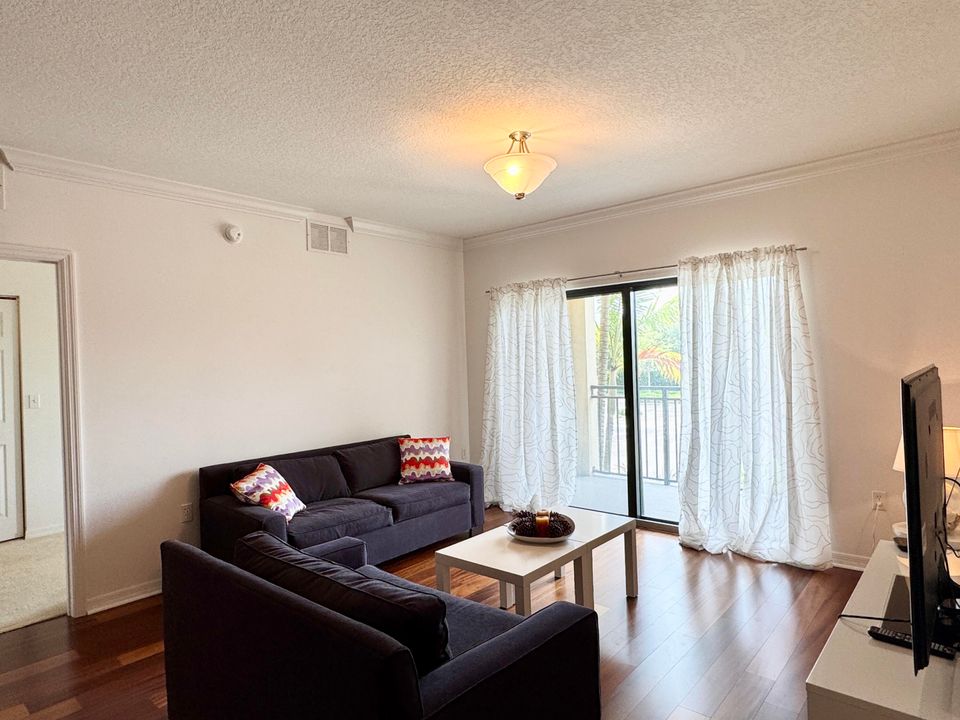 Activo con contrato: $3,000 (2 camas, 2 baños, 1038 Pies cuadrados)