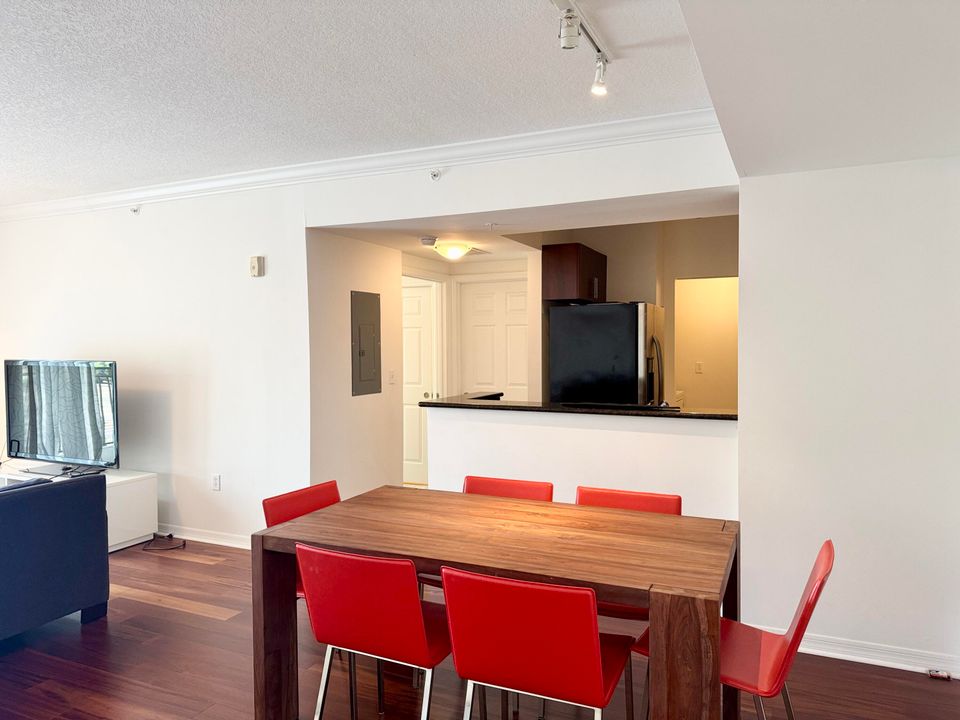 Activo con contrato: $3,000 (2 camas, 2 baños, 1038 Pies cuadrados)