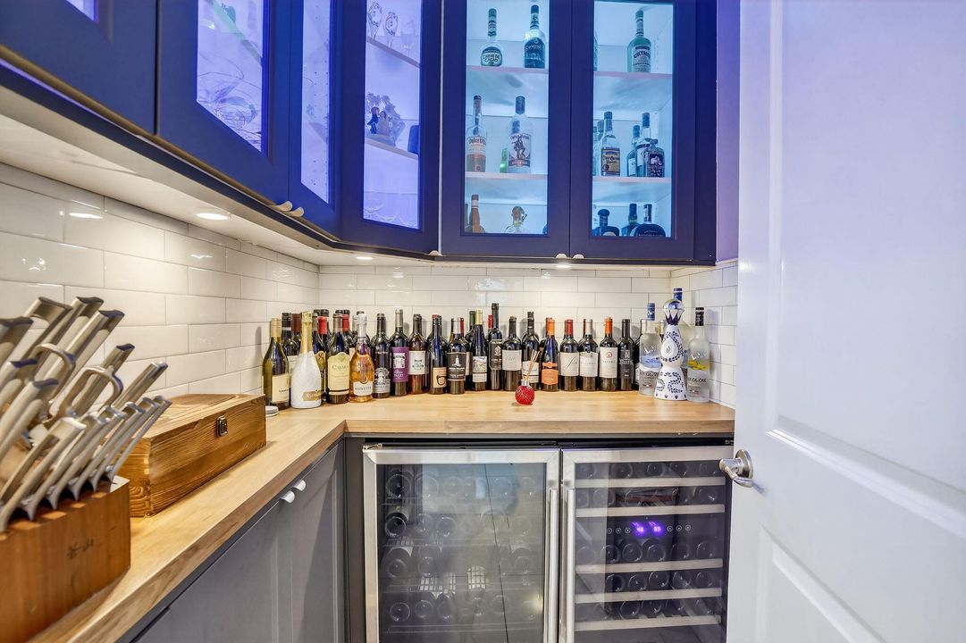 Active With Contract: $2,000,000 (4 beds, 3 baths, 4936 Square Feet)