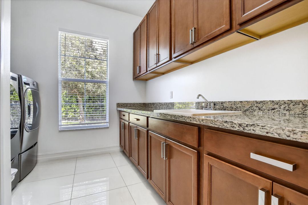 Active With Contract: $2,000,000 (4 beds, 3 baths, 4936 Square Feet)