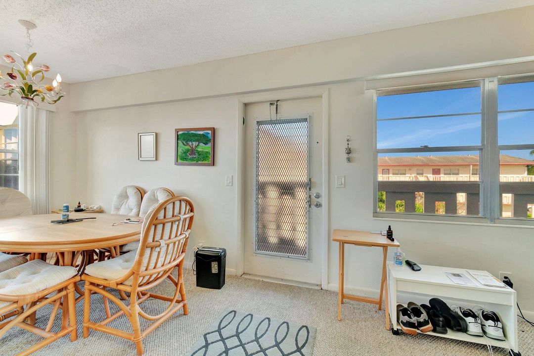 待售: $110,000 (2 贝兹, 1 浴室, 819 平方英尺)