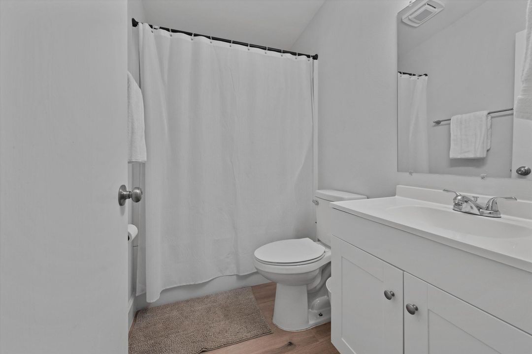 Activo con contrato: $4,950 (3 camas, 2 baños, 1200 Pies cuadrados)