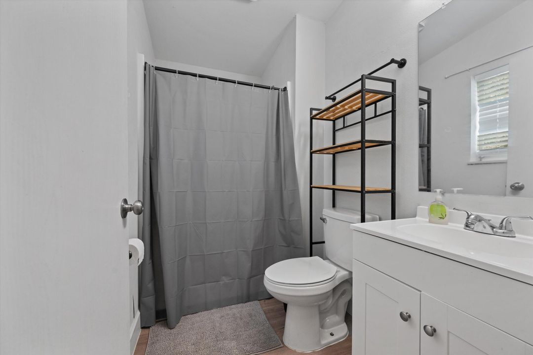 Activo con contrato: $4,950 (3 camas, 2 baños, 1200 Pies cuadrados)