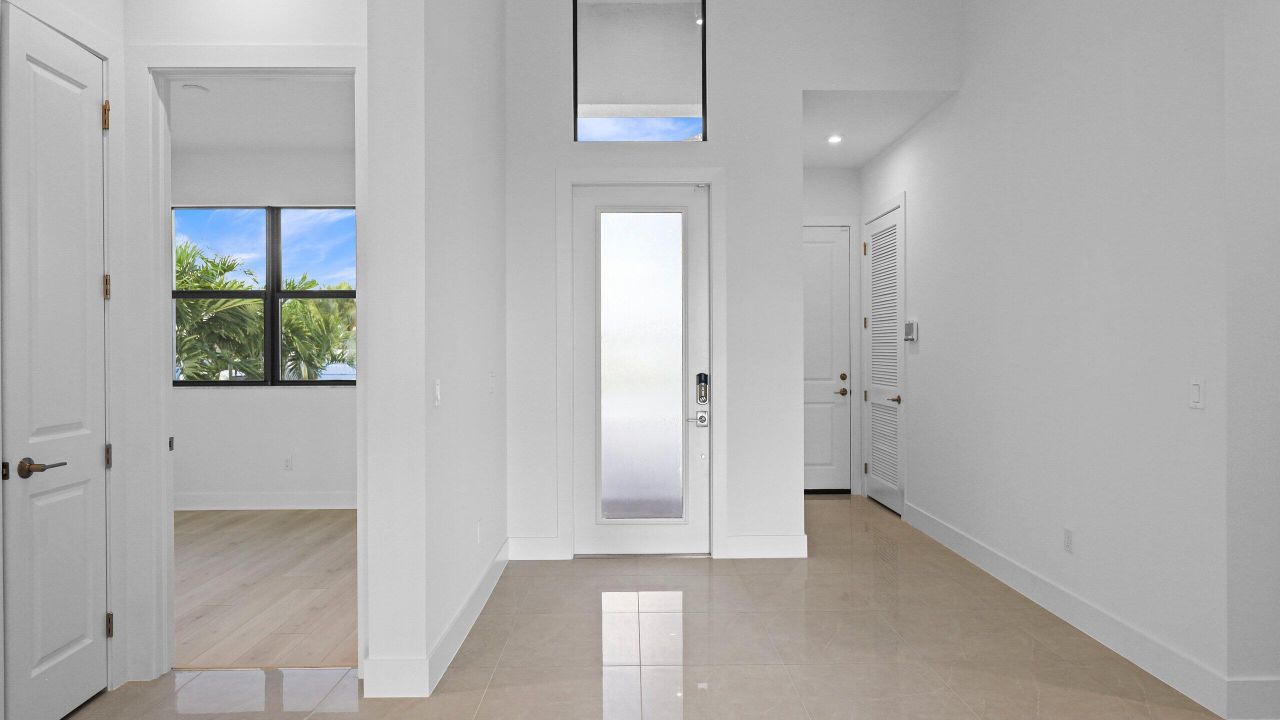 Под контрактом: $1,049,990 (3 спален, 3 ванн, 2129 Квадратных фут)