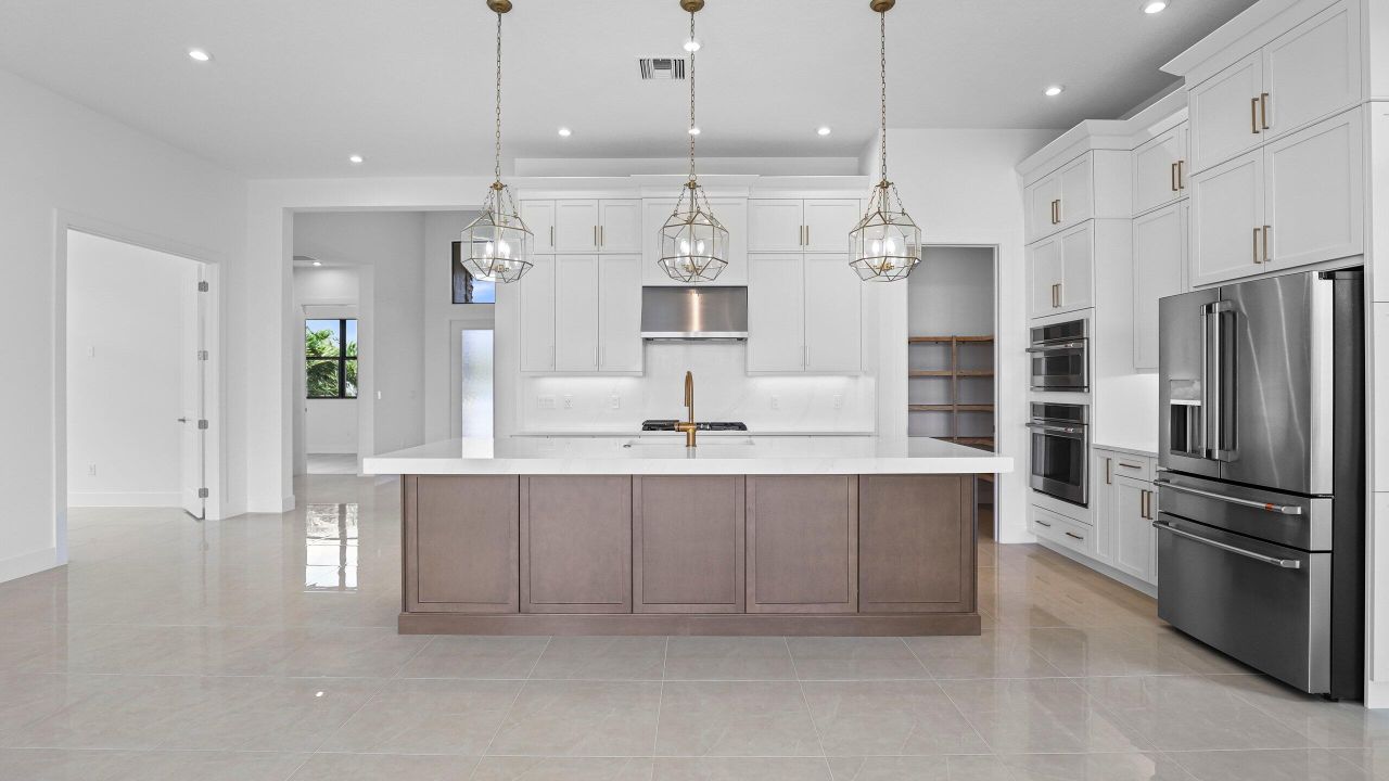 Под контрактом: $1,049,990 (3 спален, 3 ванн, 2129 Квадратных фут)