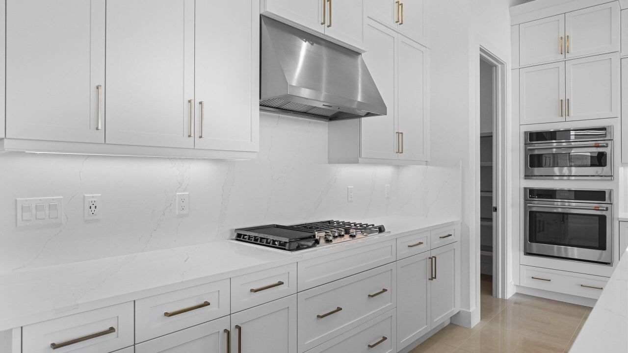 Под контрактом: $1,049,990 (3 спален, 3 ванн, 2129 Квадратных фут)