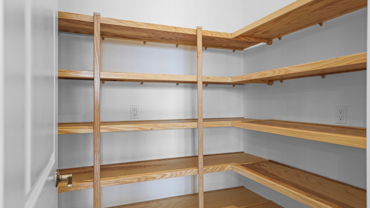 Под контрактом: $1,049,990 (3 спален, 3 ванн, 2129 Квадратных фут)