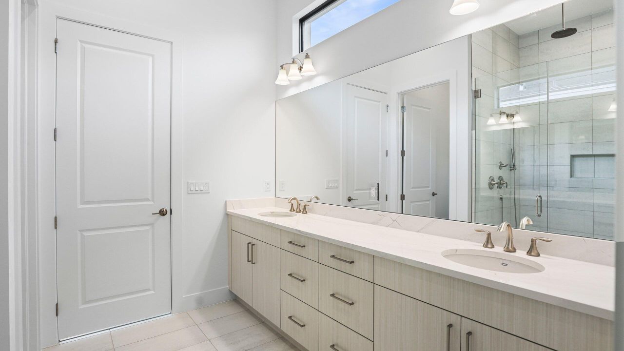 Под контрактом: $1,049,990 (3 спален, 3 ванн, 2129 Квадратных фут)