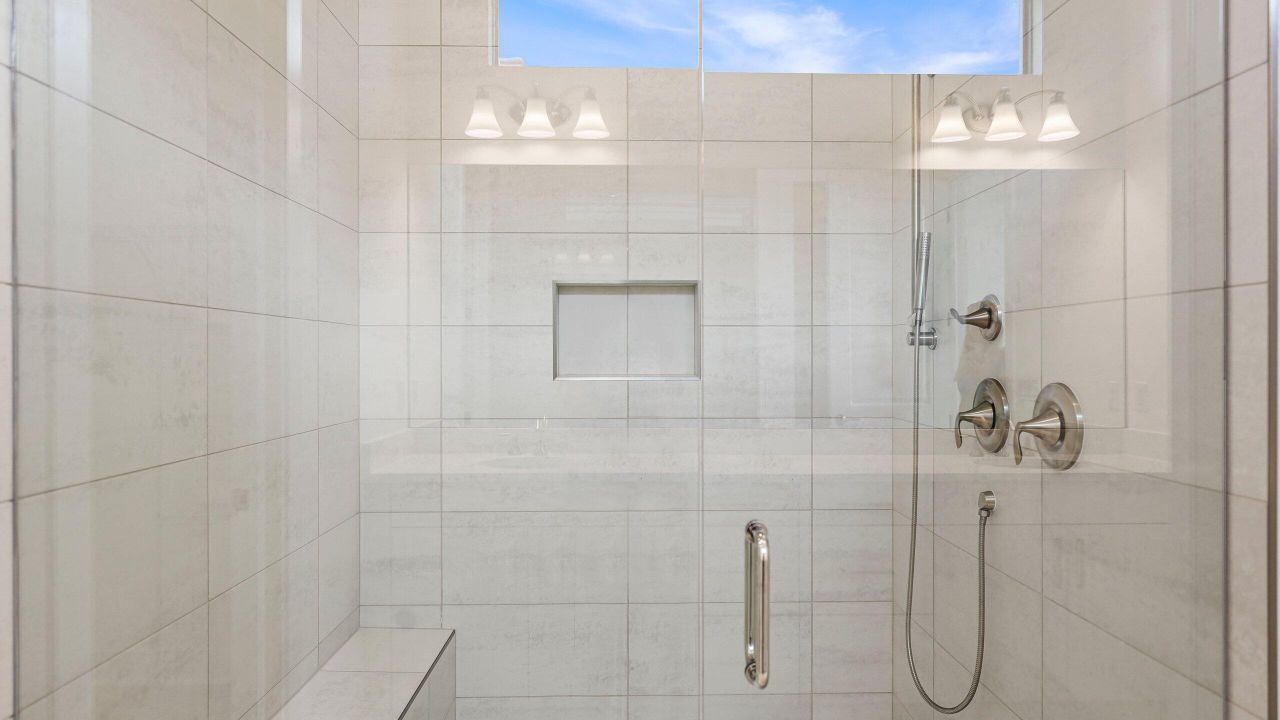 Под контрактом: $1,049,990 (3 спален, 3 ванн, 2129 Квадратных фут)