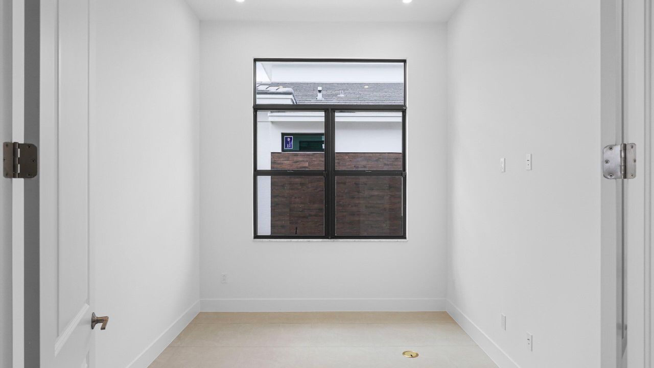 Под контрактом: $1,049,990 (3 спален, 3 ванн, 2129 Квадратных фут)