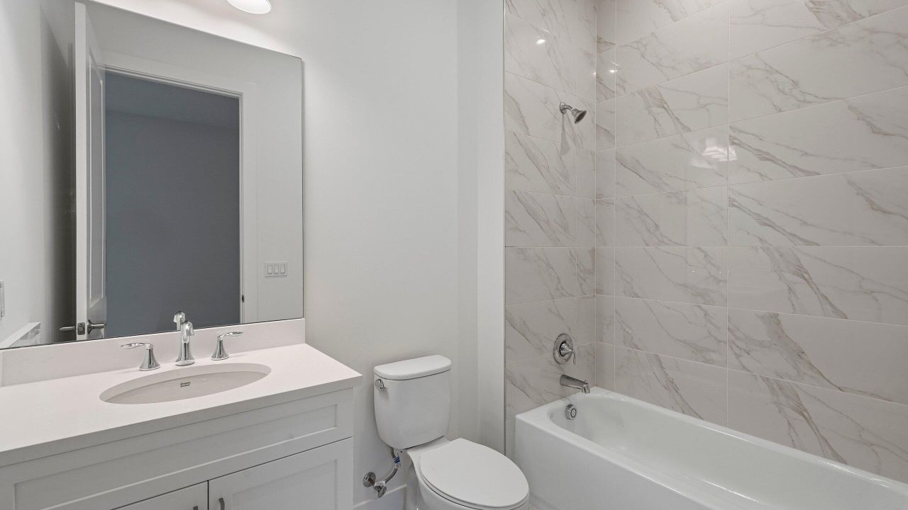 Под контрактом: $1,049,990 (3 спален, 3 ванн, 2129 Квадратных фут)