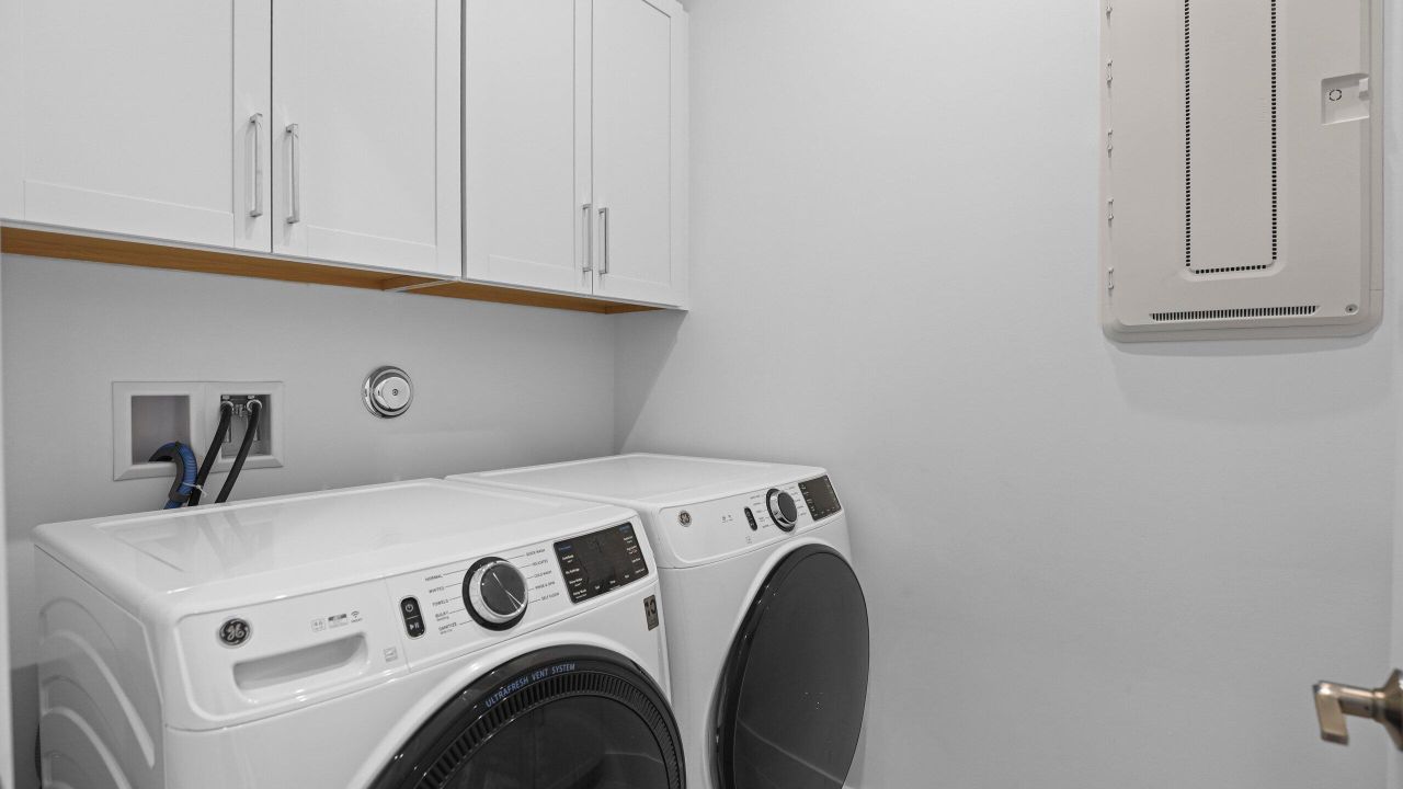 Под контрактом: $1,049,990 (3 спален, 3 ванн, 2129 Квадратных фут)