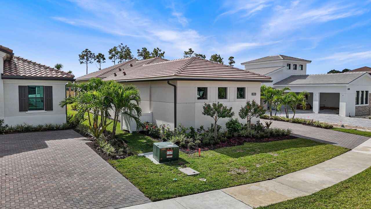 Под контрактом: $1,049,990 (3 спален, 3 ванн, 2129 Квадратных фут)