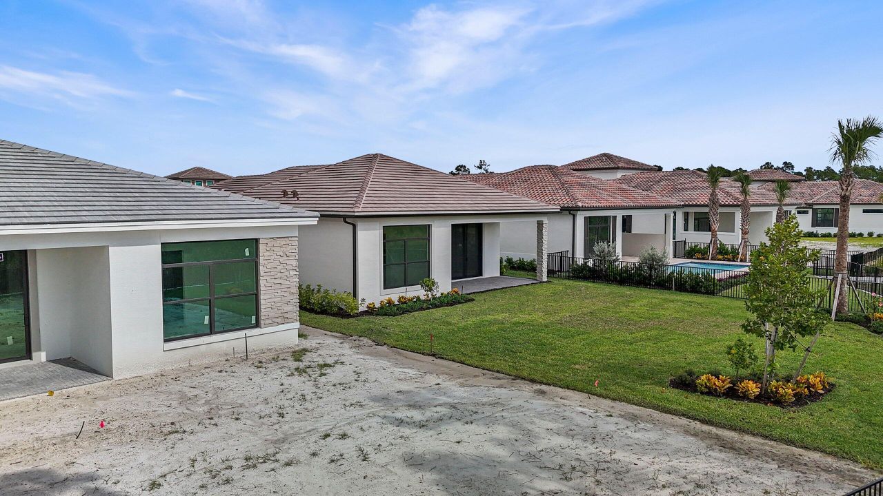 Под контрактом: $1,049,990 (3 спален, 3 ванн, 2129 Квадратных фут)