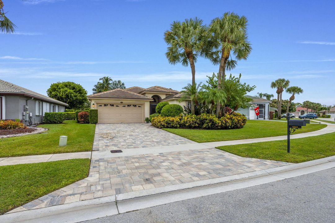 Под контрактом: $745,000 (3 спален, 2 ванн, 1944 Квадратных фут)