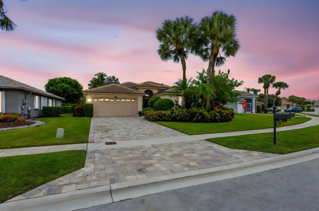 Под контрактом: $745,000 (3 спален, 2 ванн, 1944 Квадратных фут)