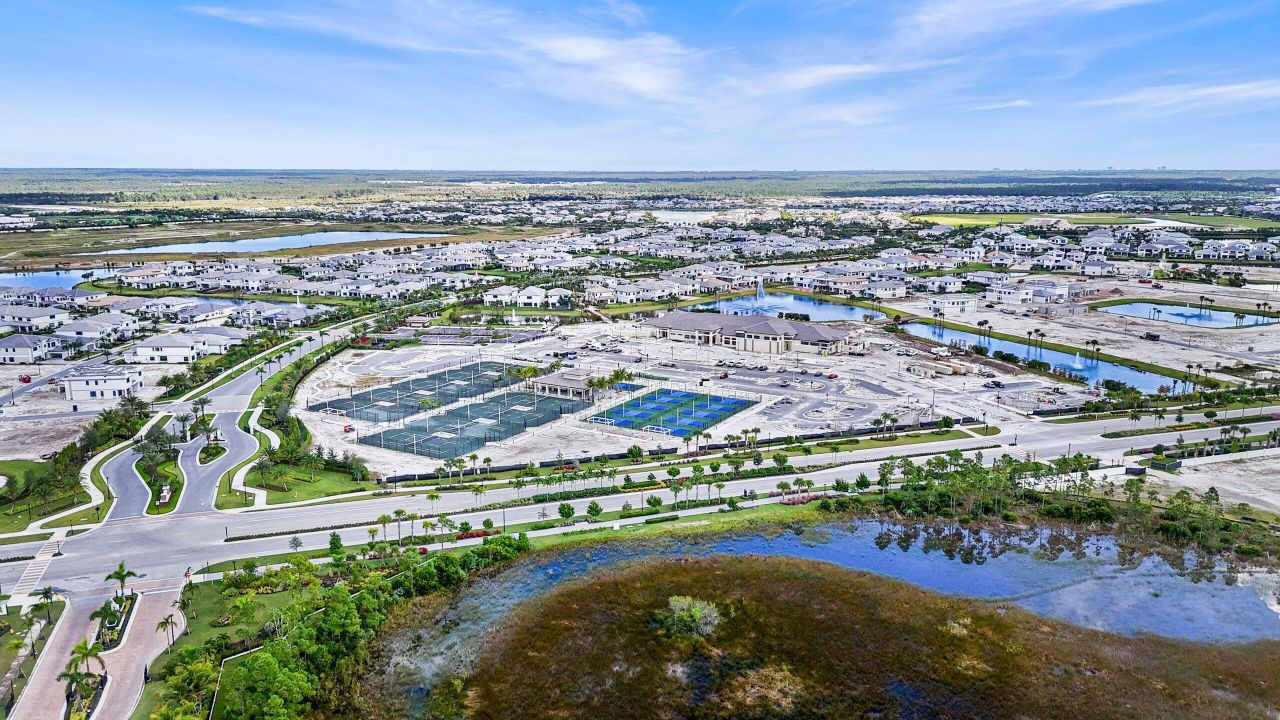 Под контрактом: $1,049,990 (3 спален, 3 ванн, 2129 Квадратных фут)