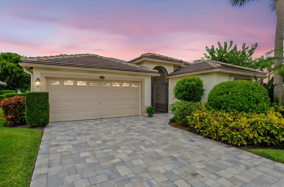 Под контрактом: $745,000 (3 спален, 2 ванн, 1944 Квадратных фут)