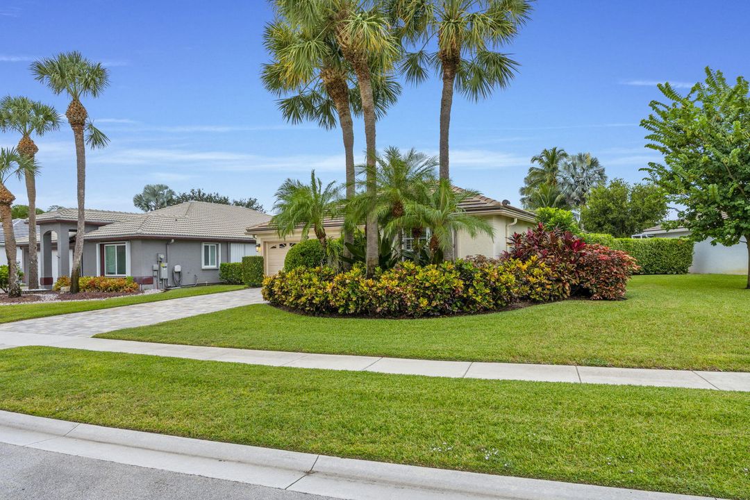 Под контрактом: $745,000 (3 спален, 2 ванн, 1944 Квадратных фут)