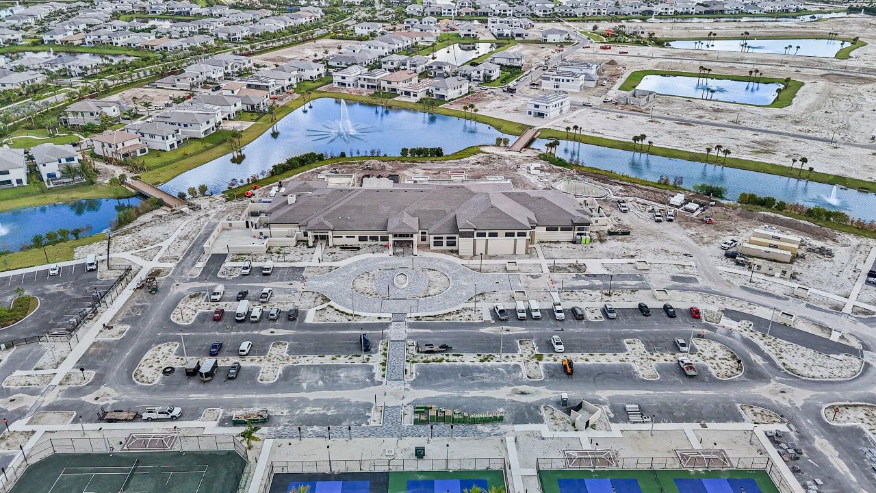 Под контрактом: $1,049,990 (3 спален, 3 ванн, 2129 Квадратных фут)