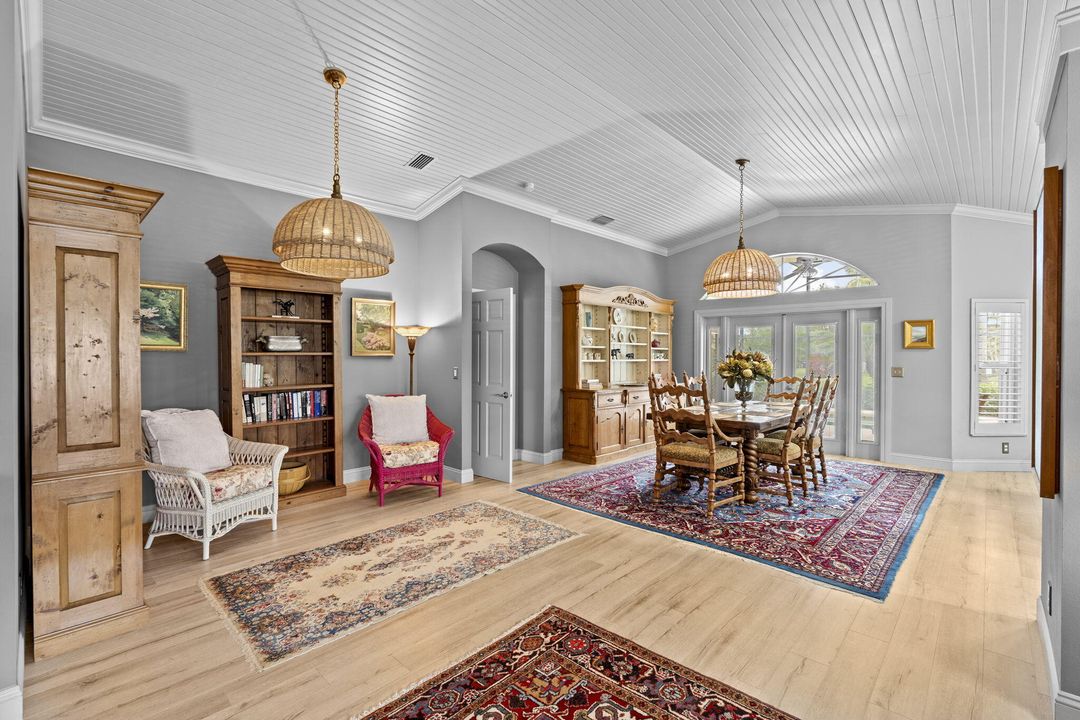 Под контрактом: $745,000 (3 спален, 2 ванн, 1944 Квадратных фут)