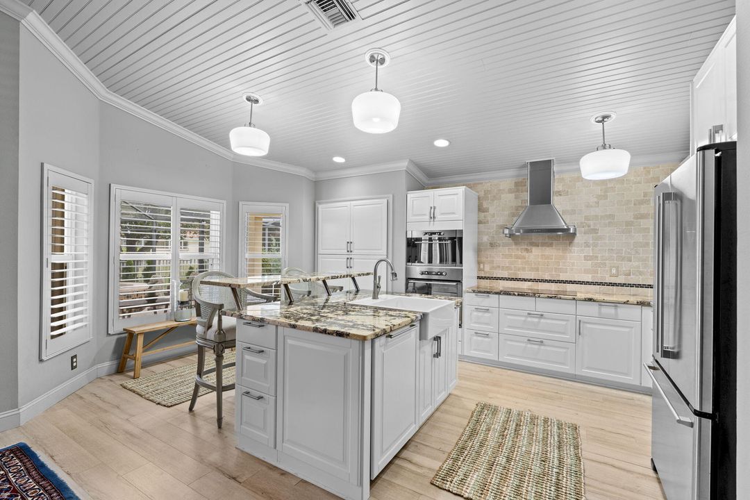 Под контрактом: $745,000 (3 спален, 2 ванн, 1944 Квадратных фут)