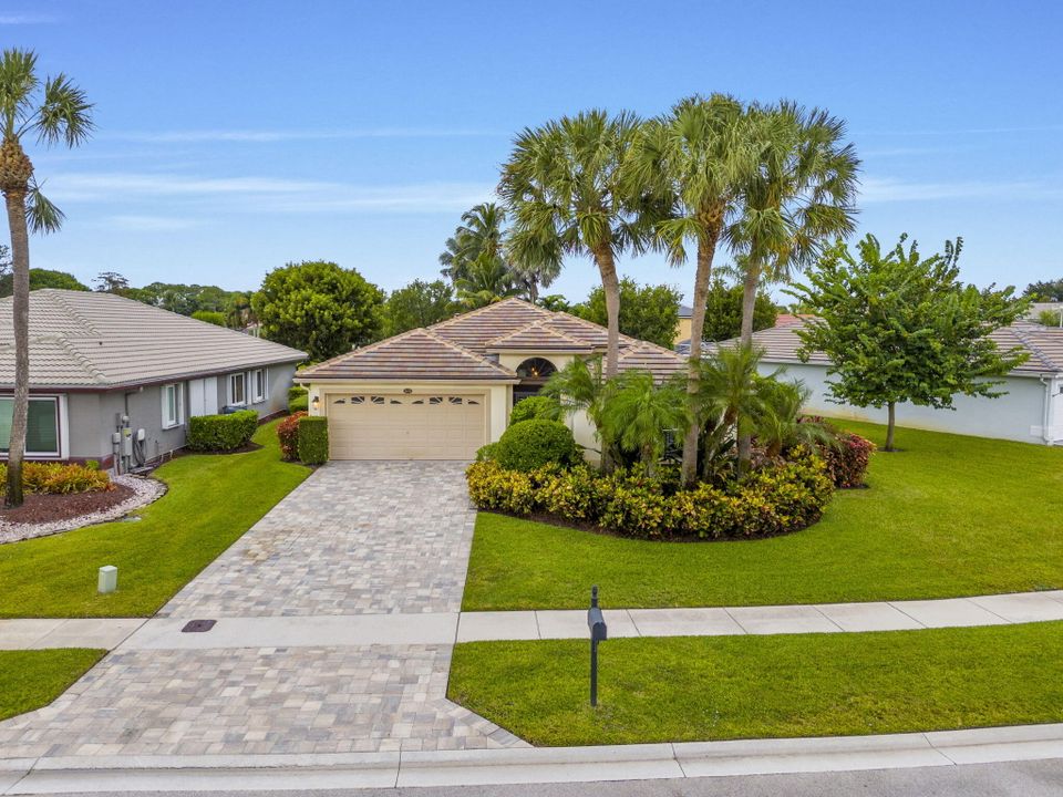 Под контрактом: $745,000 (3 спален, 2 ванн, 1944 Квадратных фут)