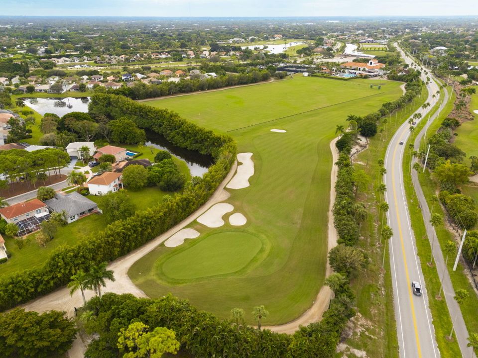 Под контрактом: $745,000 (3 спален, 2 ванн, 1944 Квадратных фут)