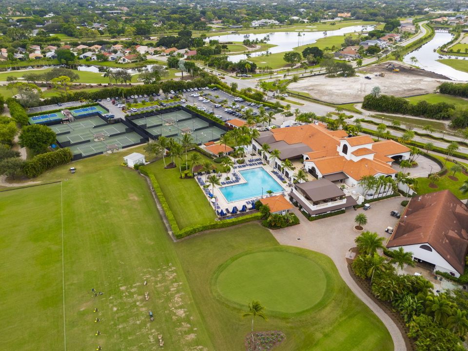 Под контрактом: $745,000 (3 спален, 2 ванн, 1944 Квадратных фут)