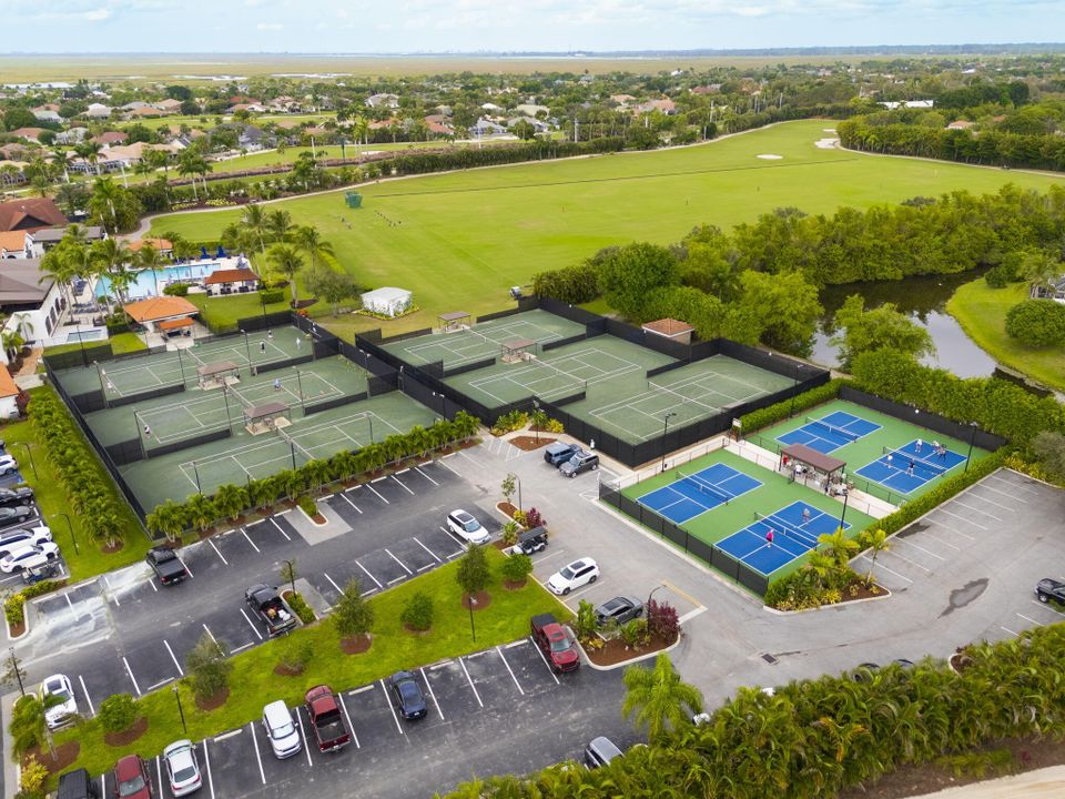 Под контрактом: $745,000 (3 спален, 2 ванн, 1944 Квадратных фут)