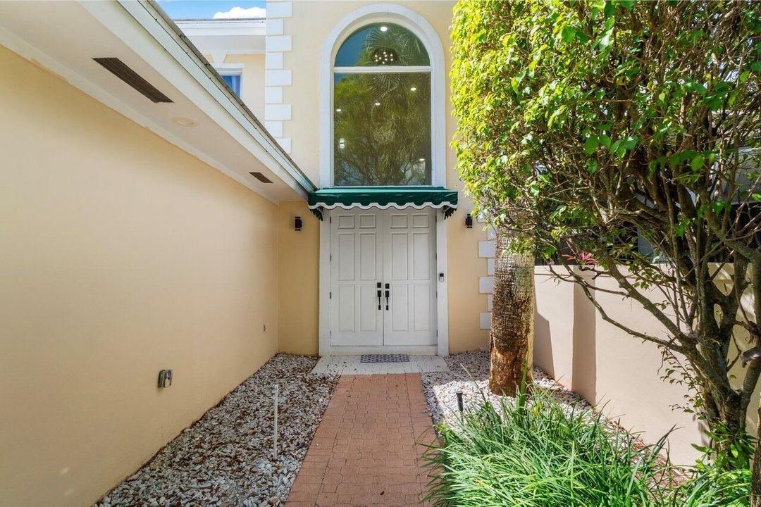 En Venta: $1,200,000 (3 camas, 3 baños, 2584 Pies cuadrados)