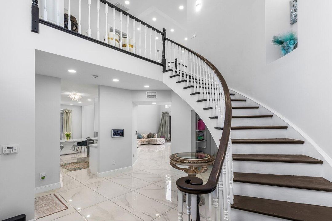 En Venta: $1,200,000 (3 camas, 3 baños, 2584 Pies cuadrados)