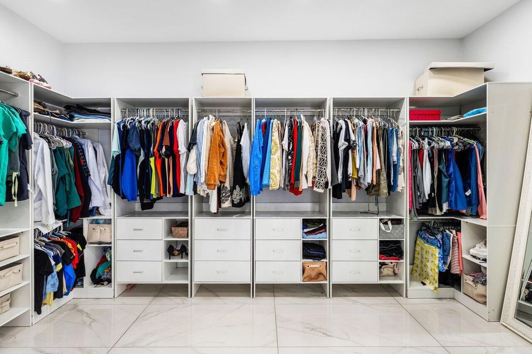 En Venta: $1,200,000 (3 camas, 3 baños, 2584 Pies cuadrados)