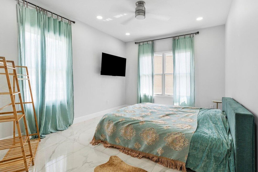 En Venta: $1,200,000 (3 camas, 3 baños, 2584 Pies cuadrados)