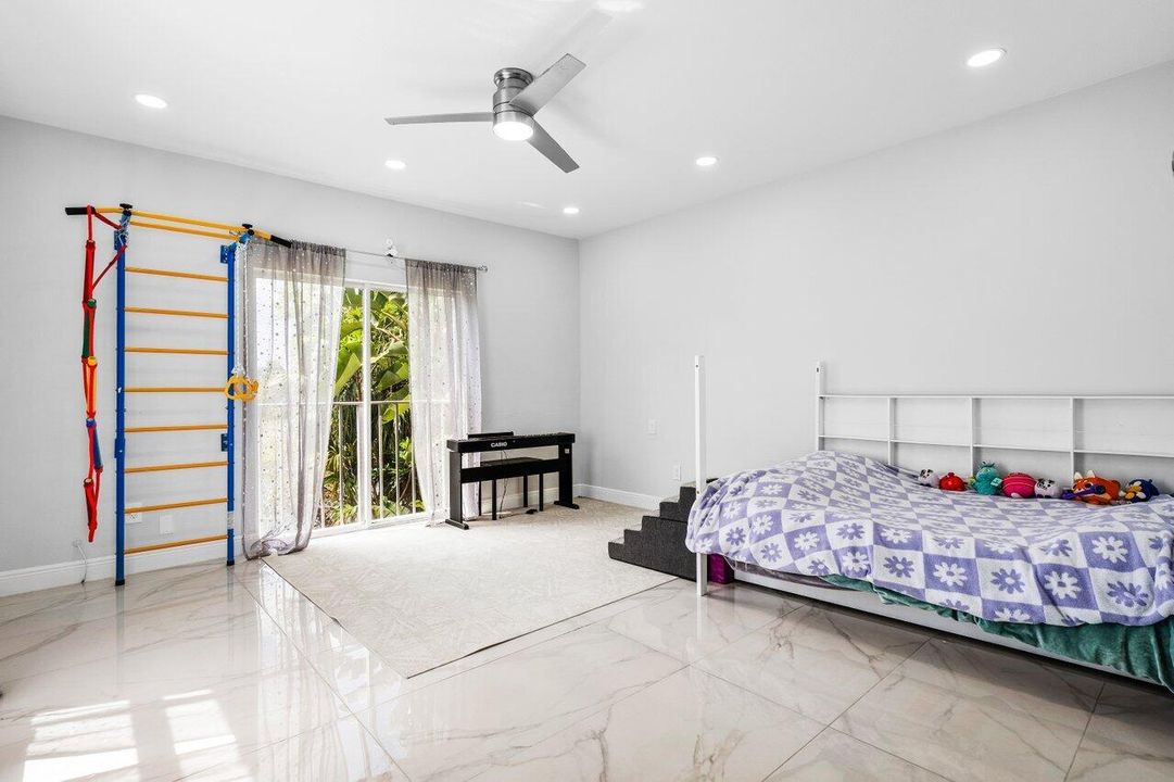 En Venta: $1,200,000 (3 camas, 3 baños, 2584 Pies cuadrados)