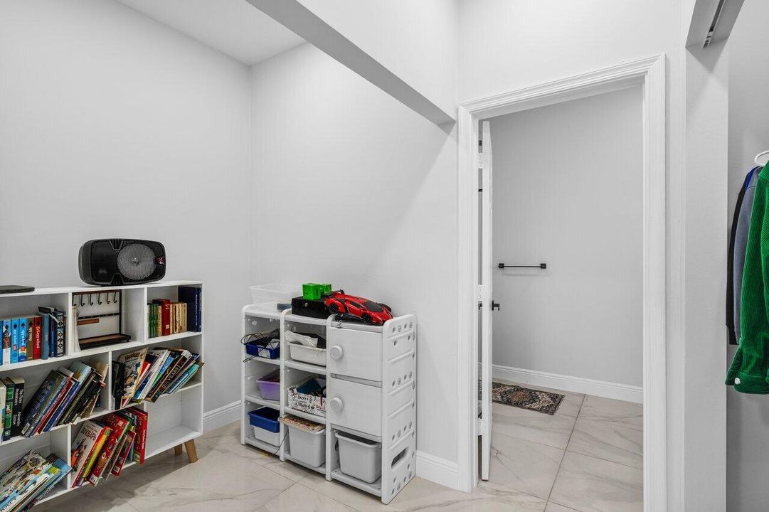 En Venta: $1,200,000 (3 camas, 3 baños, 2584 Pies cuadrados)