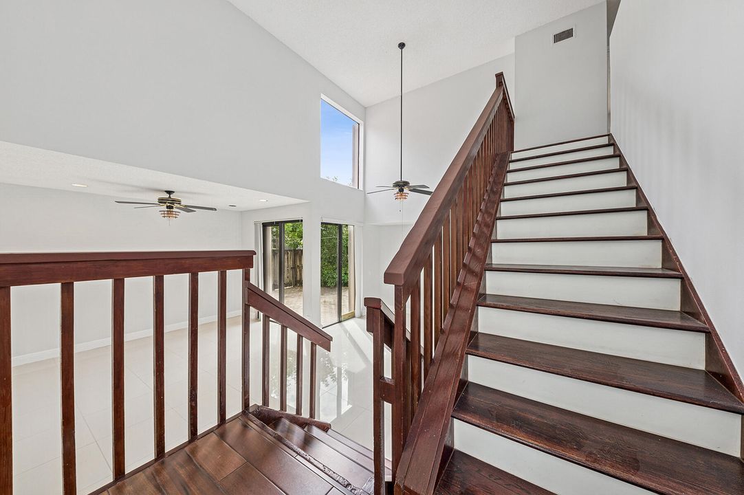 Под контрактом: $425,000 (3 спален, 3 ванн, 1710 Квадратных фут)