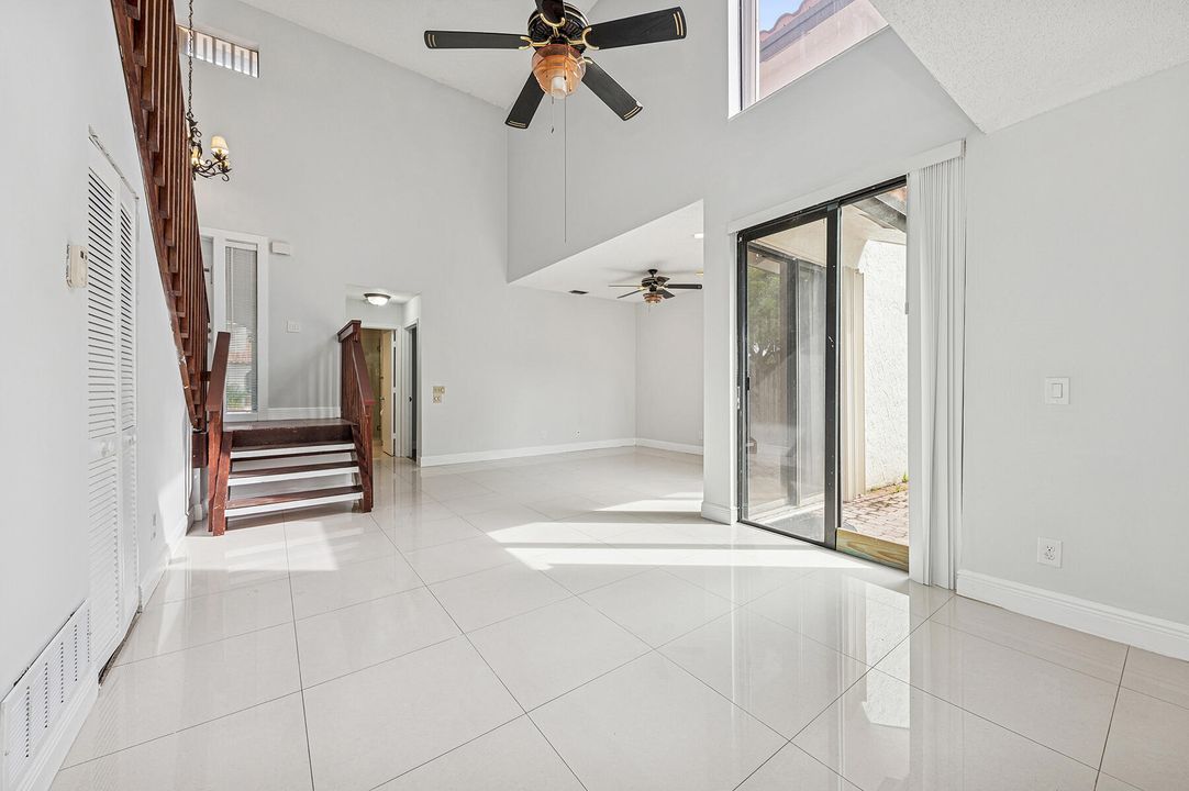 Под контрактом: $425,000 (3 спален, 3 ванн, 1710 Квадратных фут)