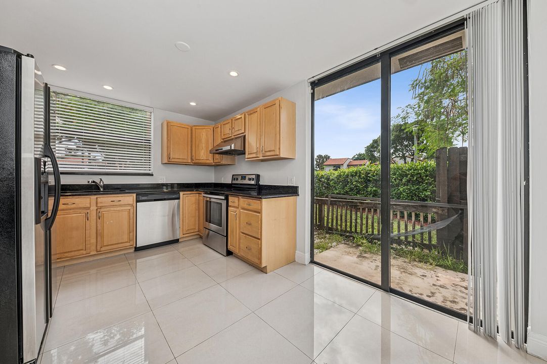 Под контрактом: $425,000 (3 спален, 3 ванн, 1710 Квадратных фут)