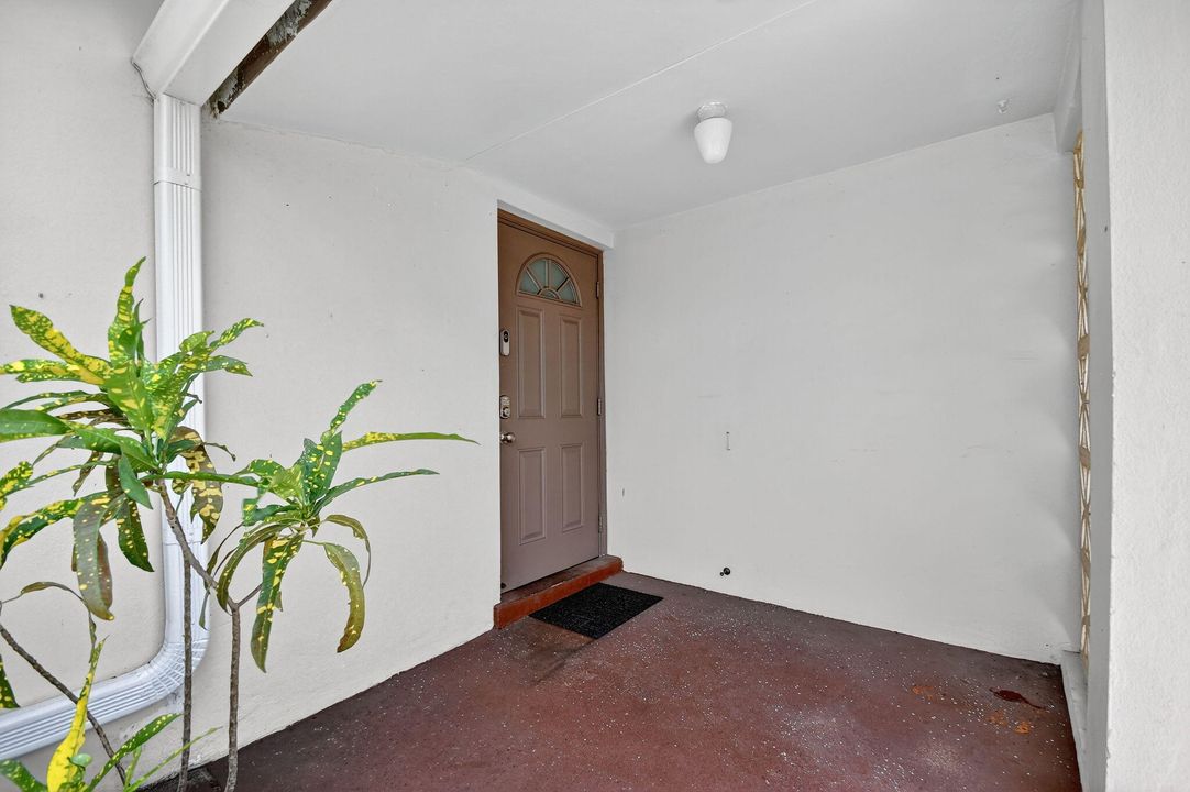 合同活跃: $1,400 (1 贝兹, 1 浴室, 612 平方英尺)