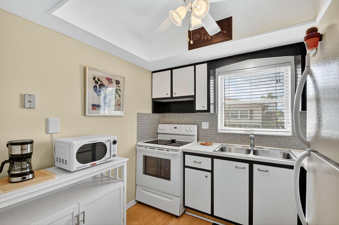 合同活跃: $1,400 (1 贝兹, 1 浴室, 612 平方英尺)