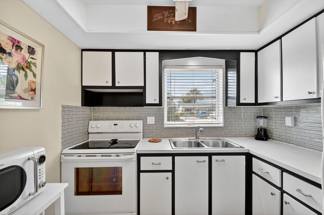 合同活跃: $1,400 (1 贝兹, 1 浴室, 612 平方英尺)