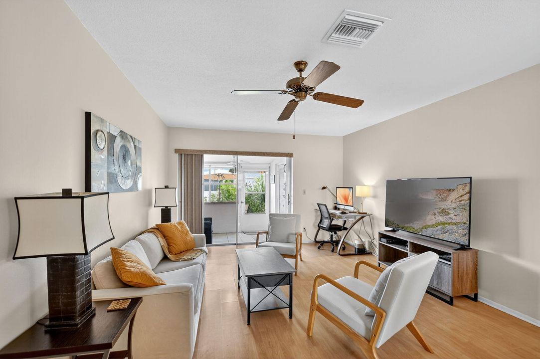 合同活跃: $1,400 (1 贝兹, 1 浴室, 612 平方英尺)