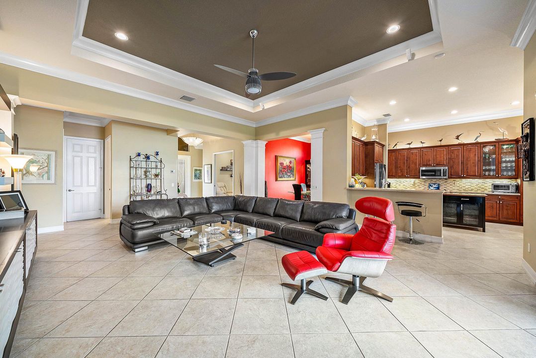 合同活跃: $999,000 (3 贝兹, 3 浴室, 2615 平方英尺)