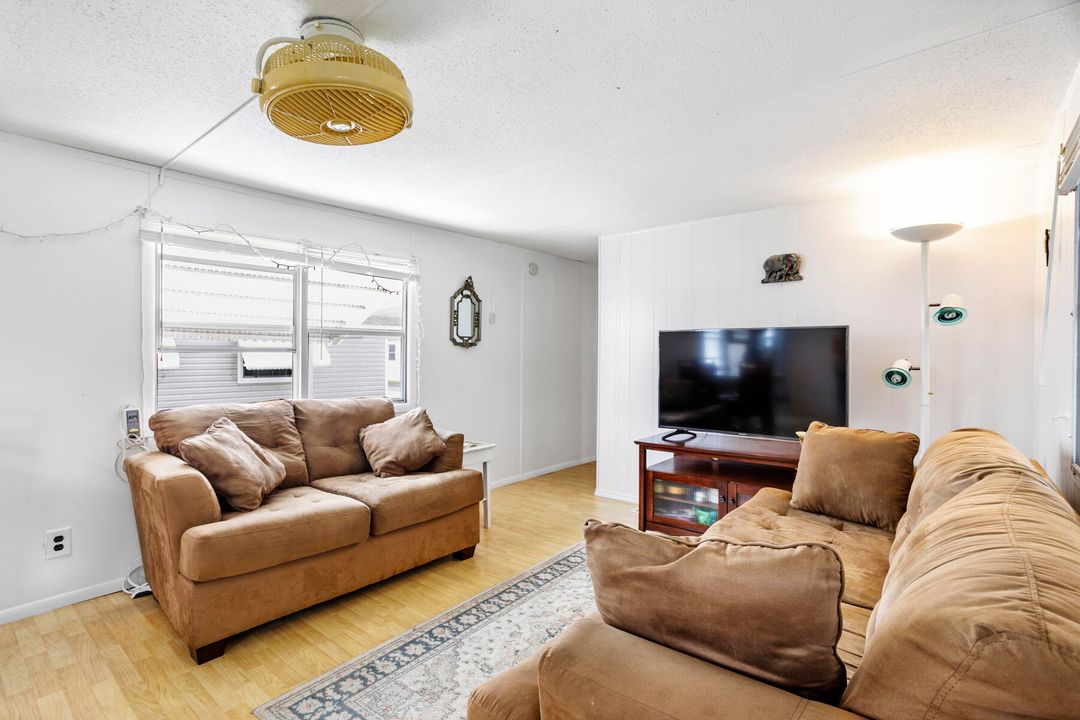 For Sale: $124,000 (3 beds, 1 baths, 972 Square Feet)