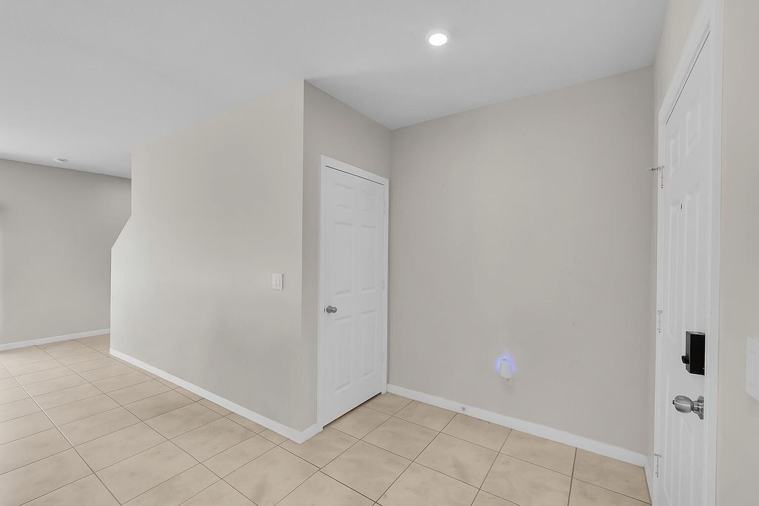 出租: $2,400 (4 贝兹, 2 浴室, 2046 平方英尺)