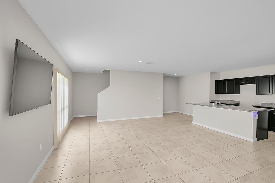 出租: $2,400 (4 贝兹, 2 浴室, 2046 平方英尺)