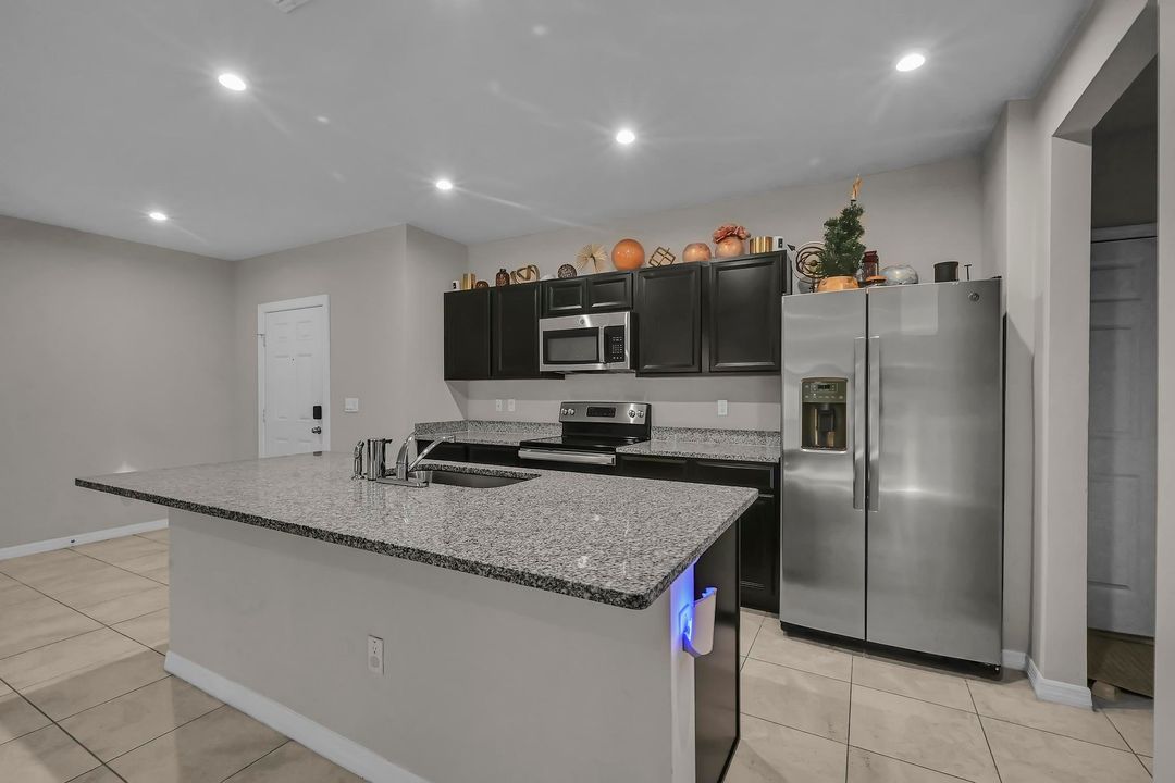 出租: $2,400 (4 贝兹, 2 浴室, 2046 平方英尺)