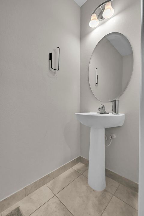 出租: $2,400 (4 贝兹, 2 浴室, 2046 平方英尺)